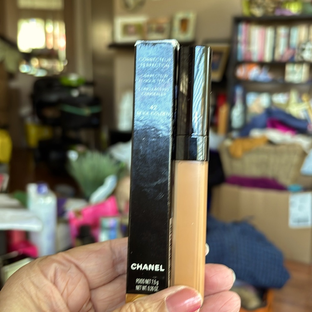 Chanel Long Lasting Concealer in Shade 42 Beige Golden. New In Box.